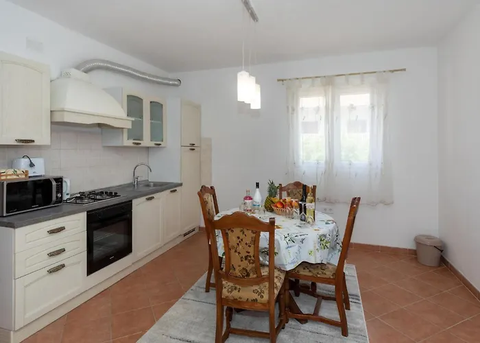 1 Bedroom Amazing In Apartment *