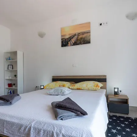 1 Bedroom Lovely Apartment In Ploce 公寓