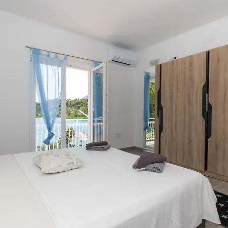 1 Bedroom Lovely Apartment In Ploce *