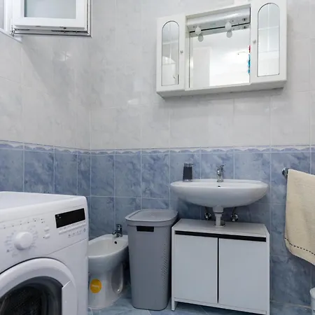 1 Bedroom Lovely Apartment In Ploce